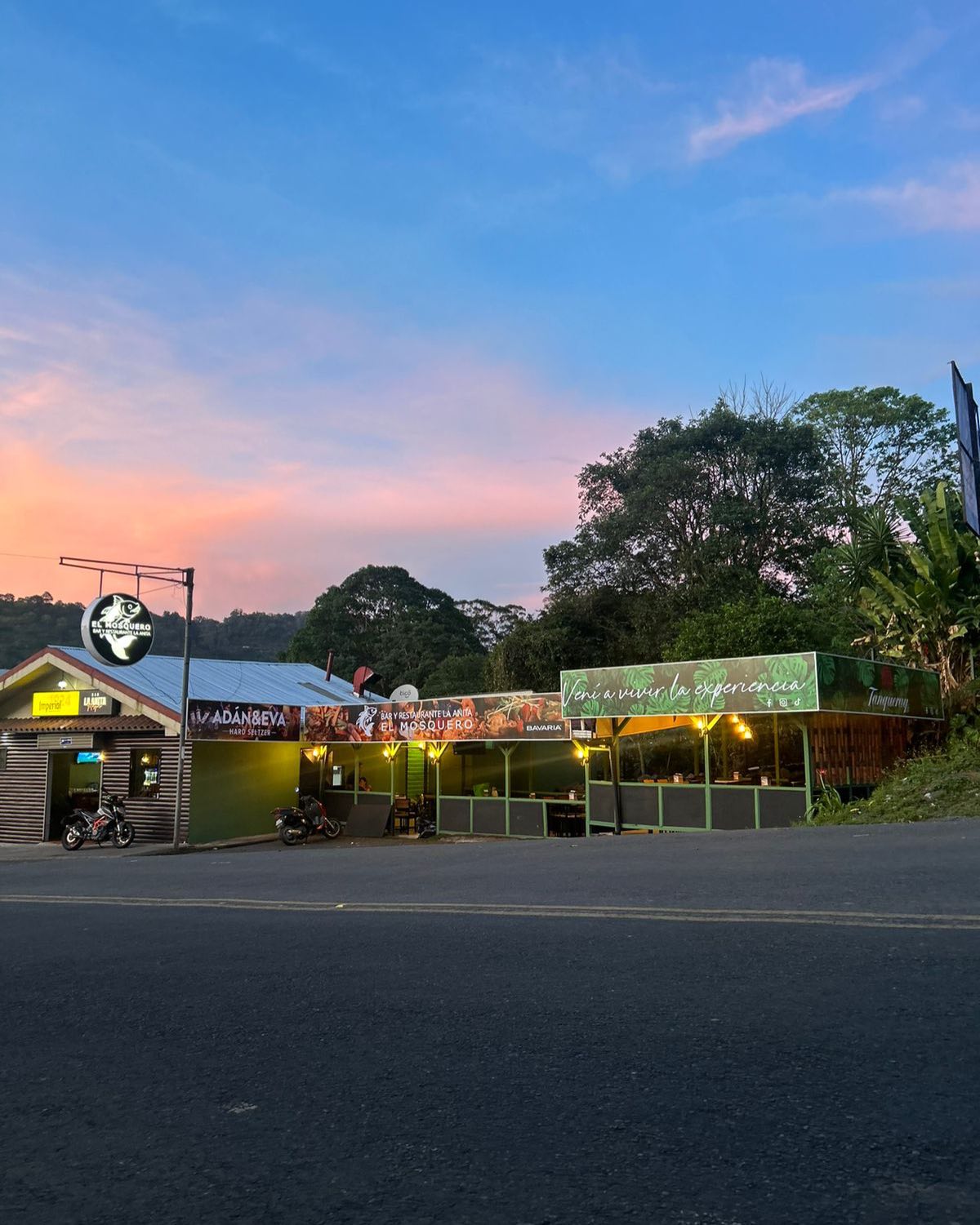 Fachada del restaurante al atardecer
