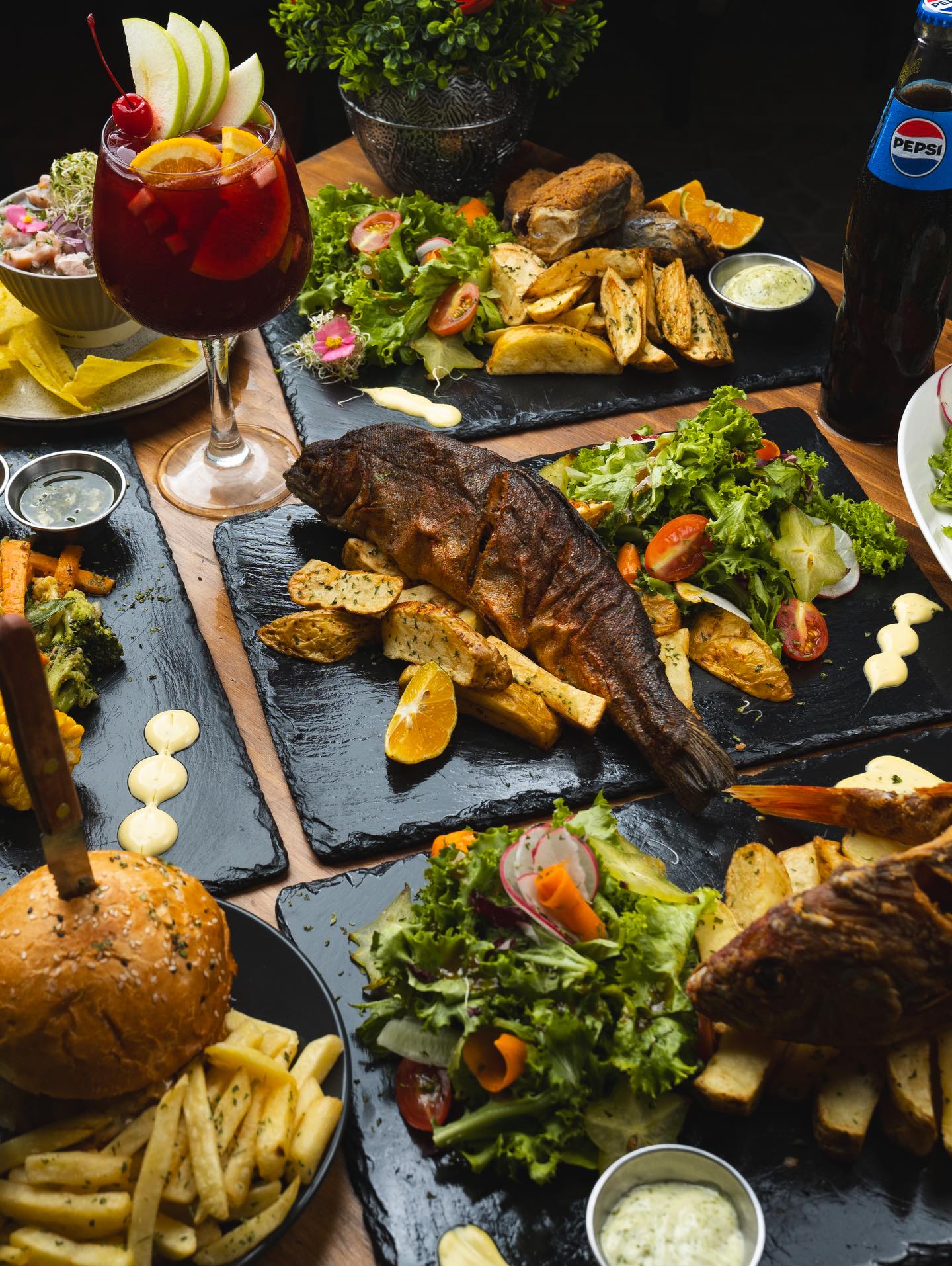 Mesa completa con comida variada