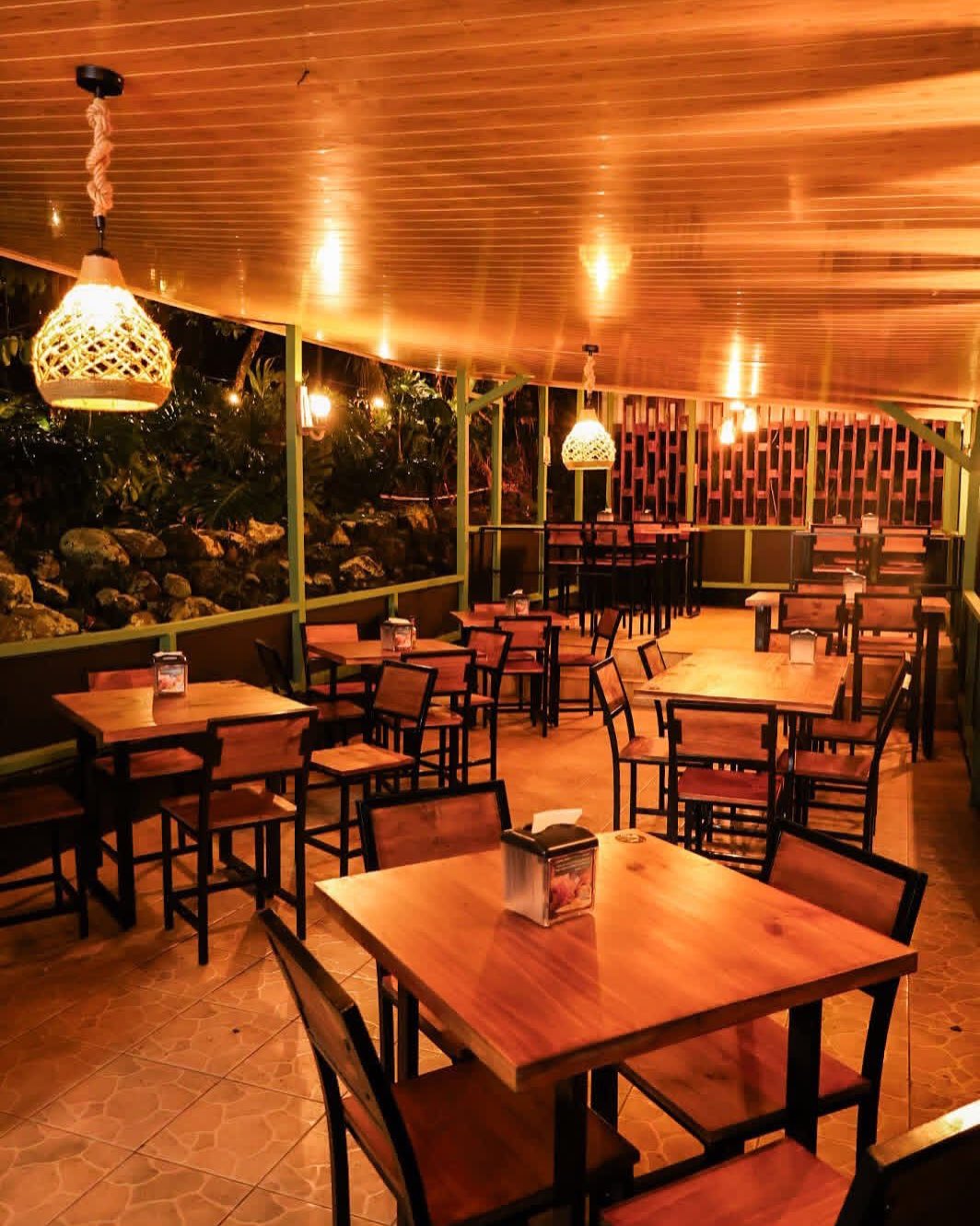 Salón del restaurante de noche